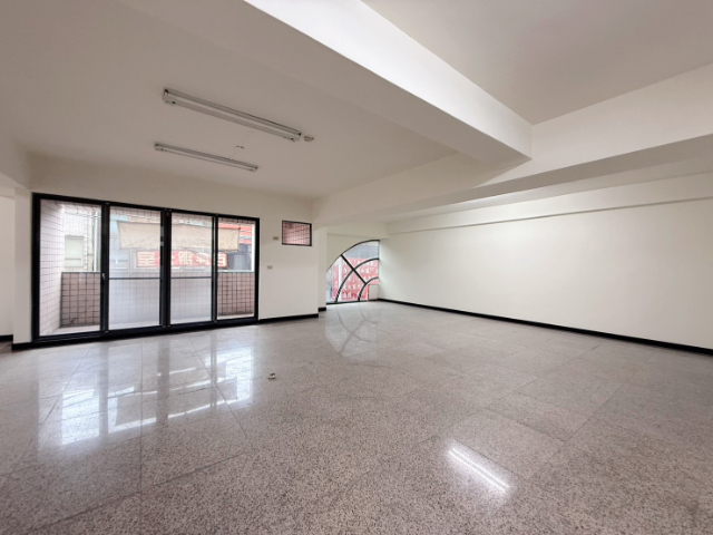 五股買房賣屋近百坪多用途辦公室,新北市五股區中興路四段