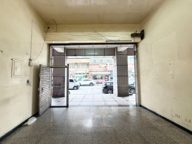 車水馬龍正路邊黃金店面,新北市泰山區楓江路