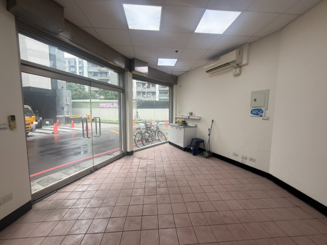 泰山買房賣屋三角窗金店面,新北市泰山區明志路三段