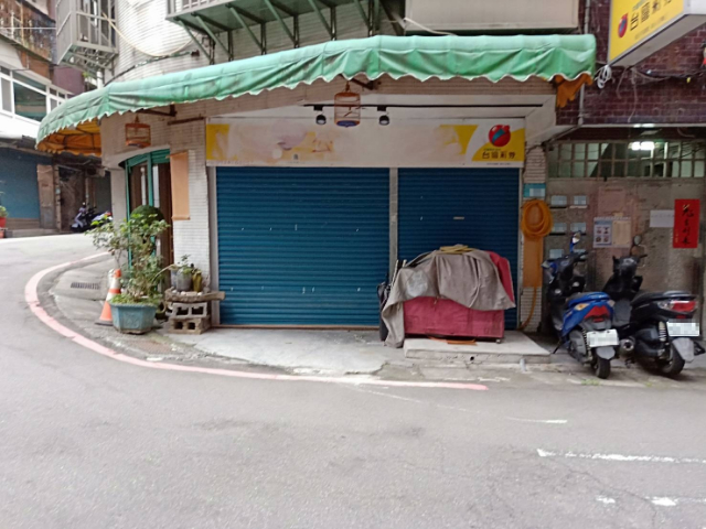 泰山買房賣屋民國邊間三角窗金店面,新北市泰山區民國街