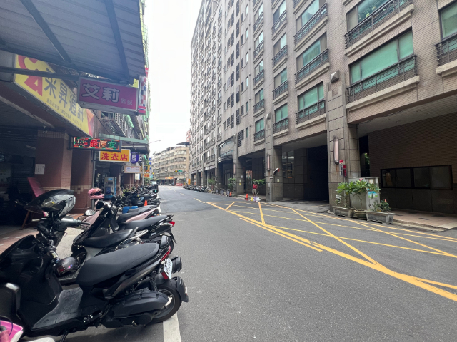 ☀泰山買房賣屋公園第一排草莓店面,新北市泰山區民權街