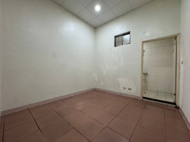 泰山買房賣屋挑高三米面公園大面寬一樓,新北市泰山區黎明路