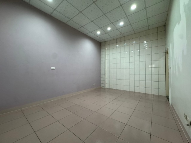 泰山買房賣屋挑高三米面公園大面寬一樓,新北市泰山區黎明路