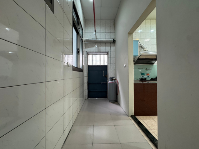 泰山買房賣屋挑高三米面公園大面寬一樓,新北市泰山區黎明路