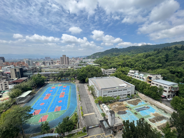 泰山買房賣屋無限美景露臺五房車,新北市泰山區辭修路