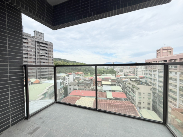 泰山買房賣屋低公設新成屋景觀兩房車,新北市泰山區明志路二段