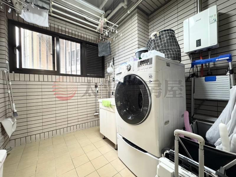 五股買房賣屋次頂樓景觀現代風四房車,新北市五股區新五路三段