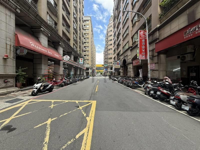 泰山買房賣屋18甲面寬邊間金店面,新北市泰山區仁武街