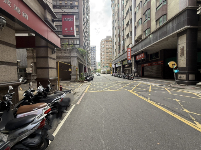 泰山買房賣屋十八甲人潮多多金店面,新北市泰山區仁武街