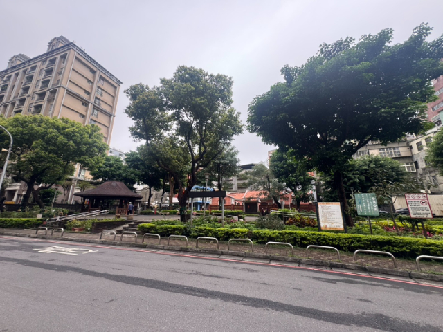 泰山買房賣屋學區大棟距採光三房車,新北市泰山區泰林路二段