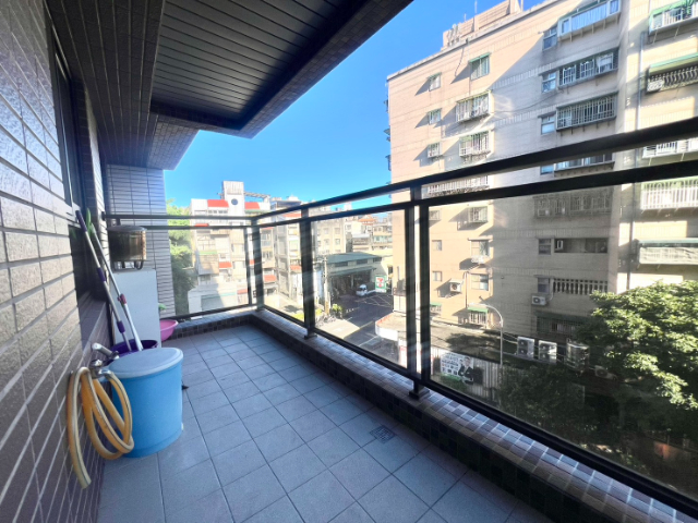 五股買房賣屋稀有逸居美裝潢邊間三房車,新北市五股區御成路