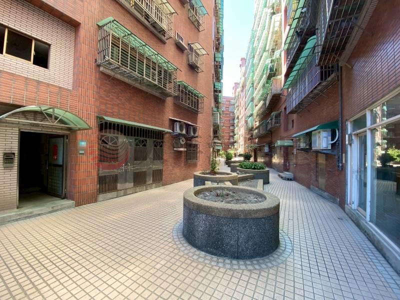 五股買房賣屋三面採光方正大三房,新北市五股區成泰路三段