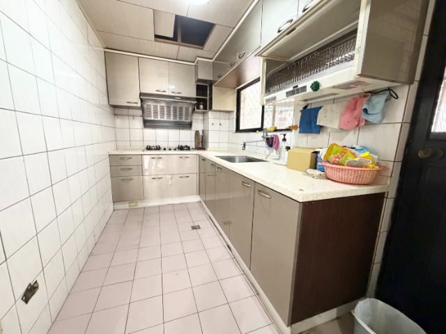 泰山買房賣屋稀有三陽開泰三房車,新北市泰山區辭修路