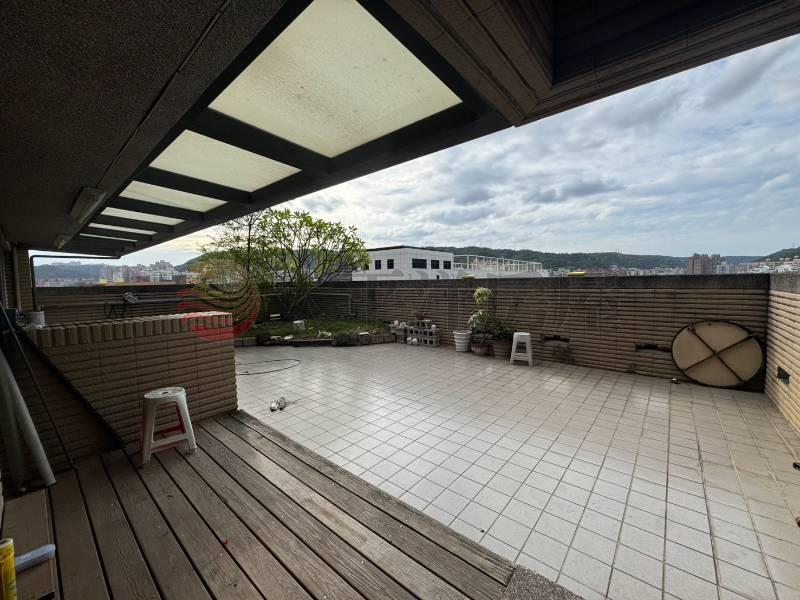 次頂樓洲子洋超大空間可碩4平車,新北市五股區新城一路