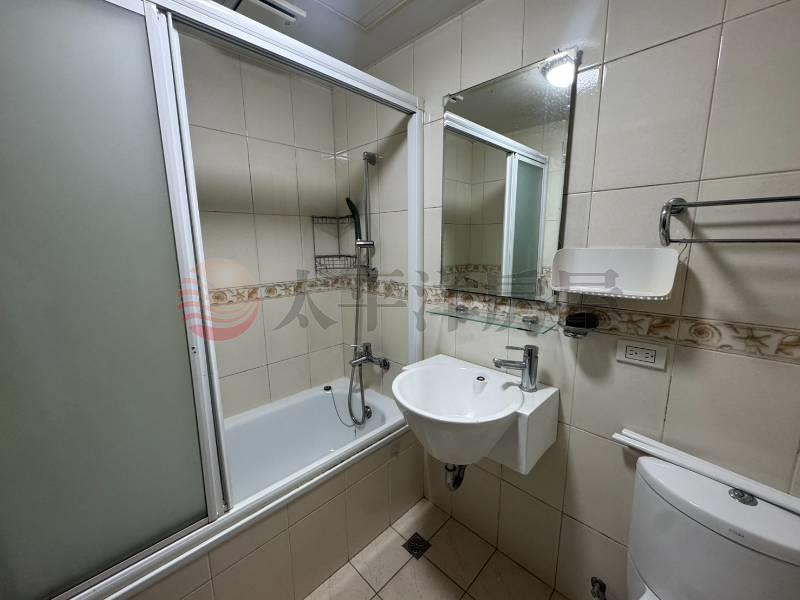 次頂樓洲子洋超大空間可碩4平車,新北市五股區新城一路