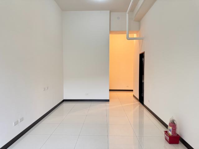 五股買房賣屋成州國小醒目店面,新北市五股區成泰路三段