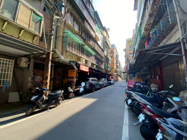 泰山買房賣屋輔大旁大坪數大四房,新北市泰山區明志路三段