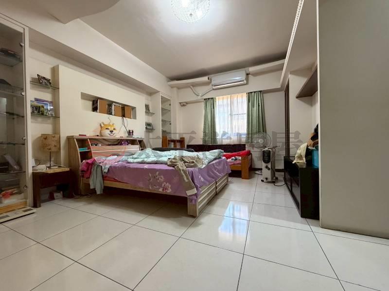 泰山買房賣屋18甲方正大4房平面車位,新北市泰山區仁德路