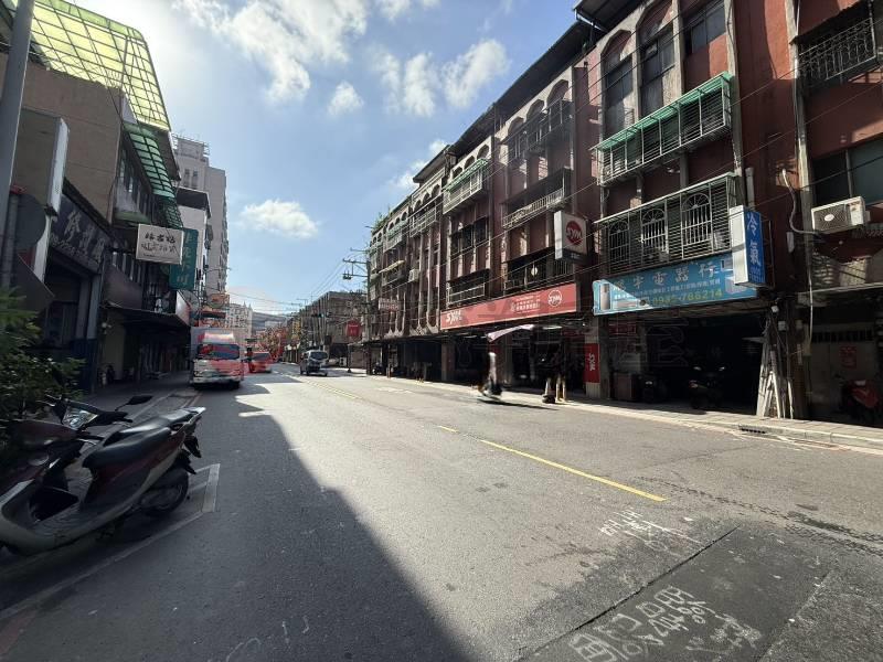 五股買房賣屋臨馬路來財金店面,新北市五股區成泰路一段