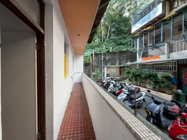 泰山買房賣屋18甲旁低樓層三面採光大三房,新北市泰山區辭修路