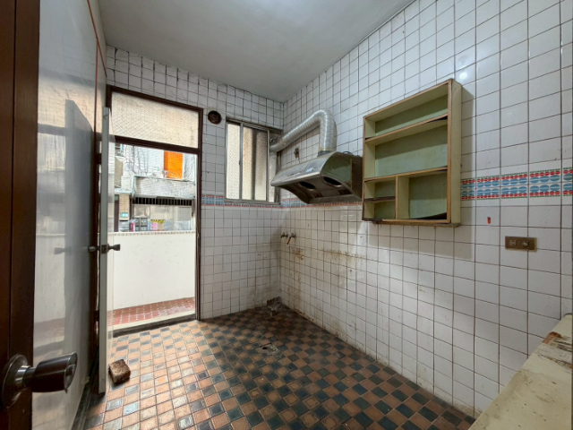 泰山買房賣屋18甲旁低樓層三面採光大三房,新北市泰山區辭修路