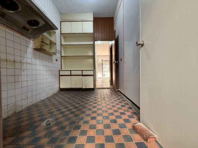 泰山買房賣屋18甲旁低樓層三面採光大三房,新北市泰山區辭修路