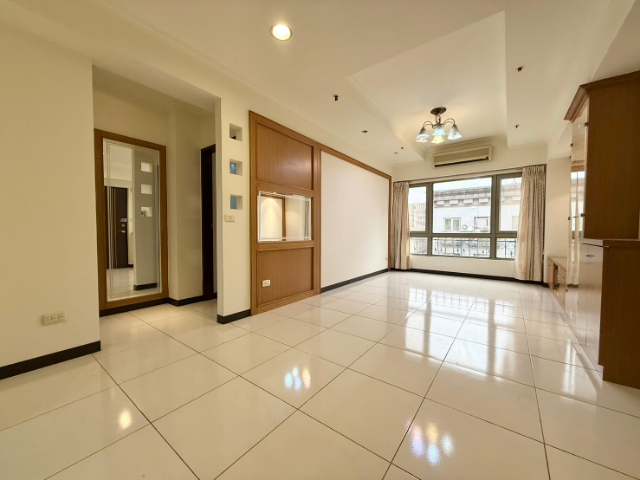 泰山買房賣屋法國愛樂邊間三房,新北市泰山區仁義路