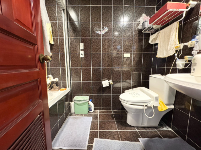 五股買房賣屋雙車位宮廷榮華大四房,新北市五股區成泰路一段