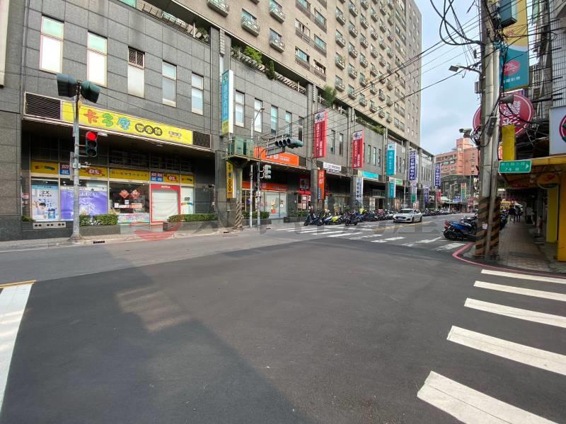 ☀泰山買房賣屋公園學區收租三房,新北市泰山區明志路三段