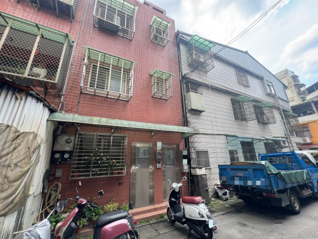 五股買房賣屋好收租免整理透天,新北市五股區成泰路一段