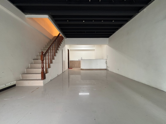 五股買房賣屋春城韻大面寬金店面,新北市五股區新五路二段