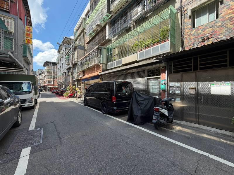 泰山買房賣屋明志國小旁溫馨3樓美寓,新北市泰山區中央路