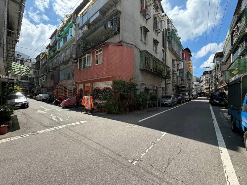 泰山買房賣屋明志國小旁溫馨3樓美寓,新北市泰山區中央路