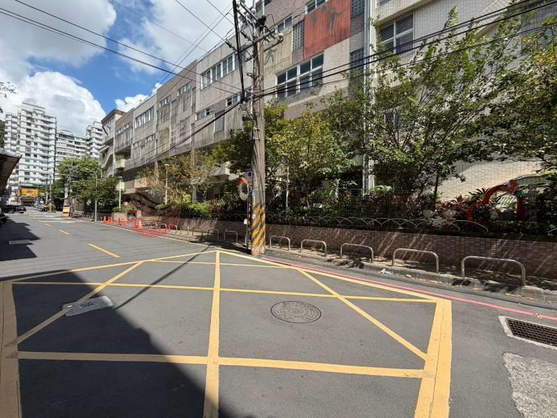泰山買房賣屋明志國小旁溫馨3樓美寓,新北市泰山區中央路