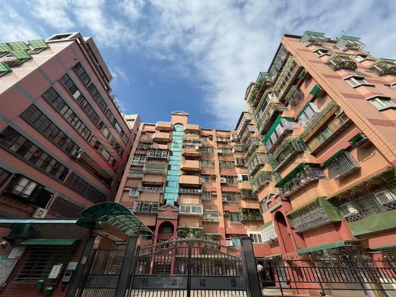創新久藏首席釋出三房車,新北市泰山區民國街