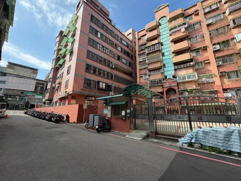 創新久藏首席釋出三房車,新北市泰山區民國街