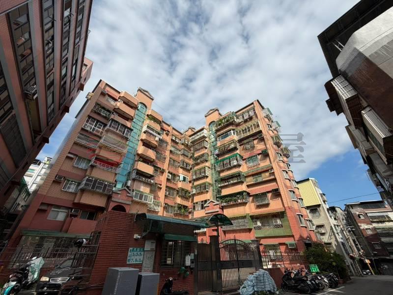 創新久藏首席釋出三房車,新北市泰山區民國街