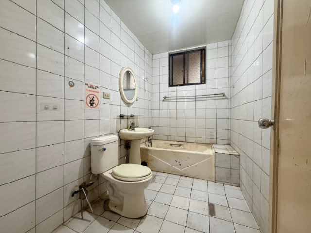 泰山買房賣屋10米大面寬邊間採光一樓,新北市泰山區泰林路二段